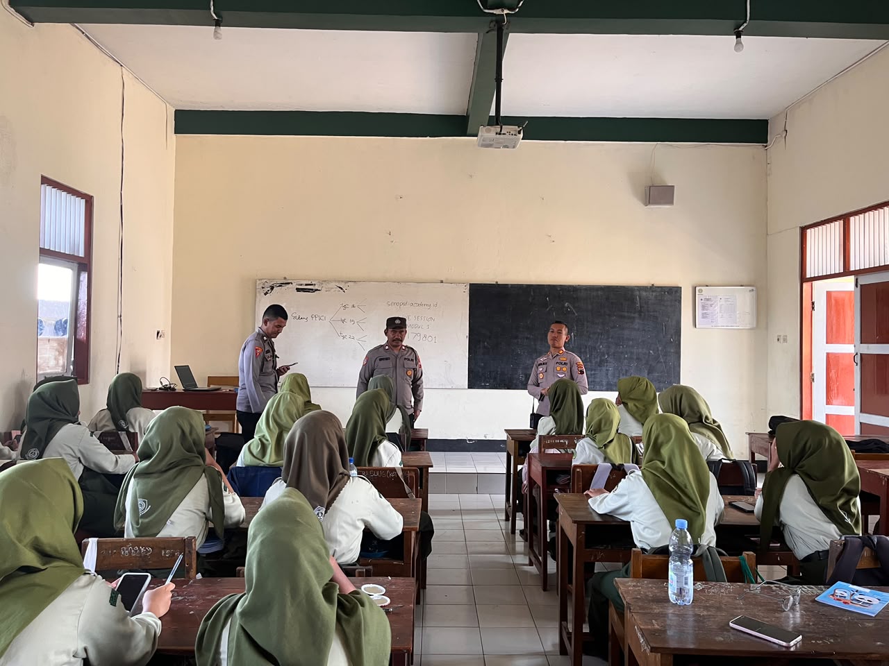 Cegah Tawuran dan Tangkal Hoaks Medsos, Polres Purworejo Gencarkan Sosialisasi "Paham AI" ke Sekolah-Sekolah