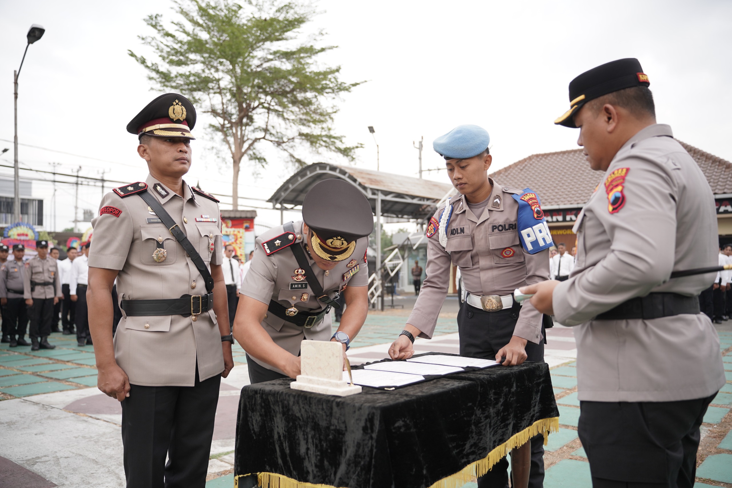 Kapolres Purworejo Pimpin Sertijab Wakapolres Sekaligus Berikan Penghargaan Bagi Anggota Berprestasi